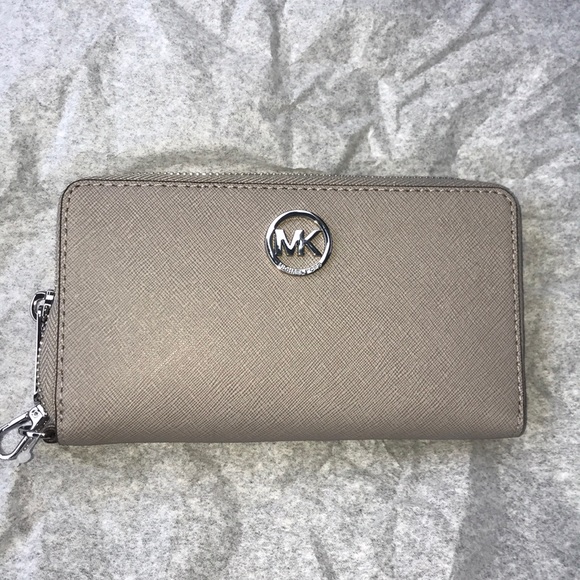 Michael Kors Handbags - MK Wristlet Wallet